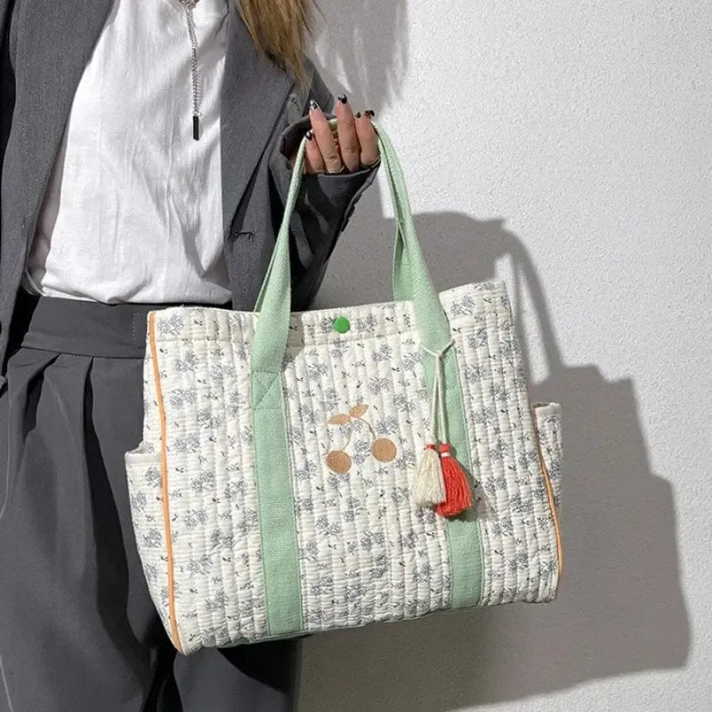 Sac à langer matelassé à pompon Émeraude