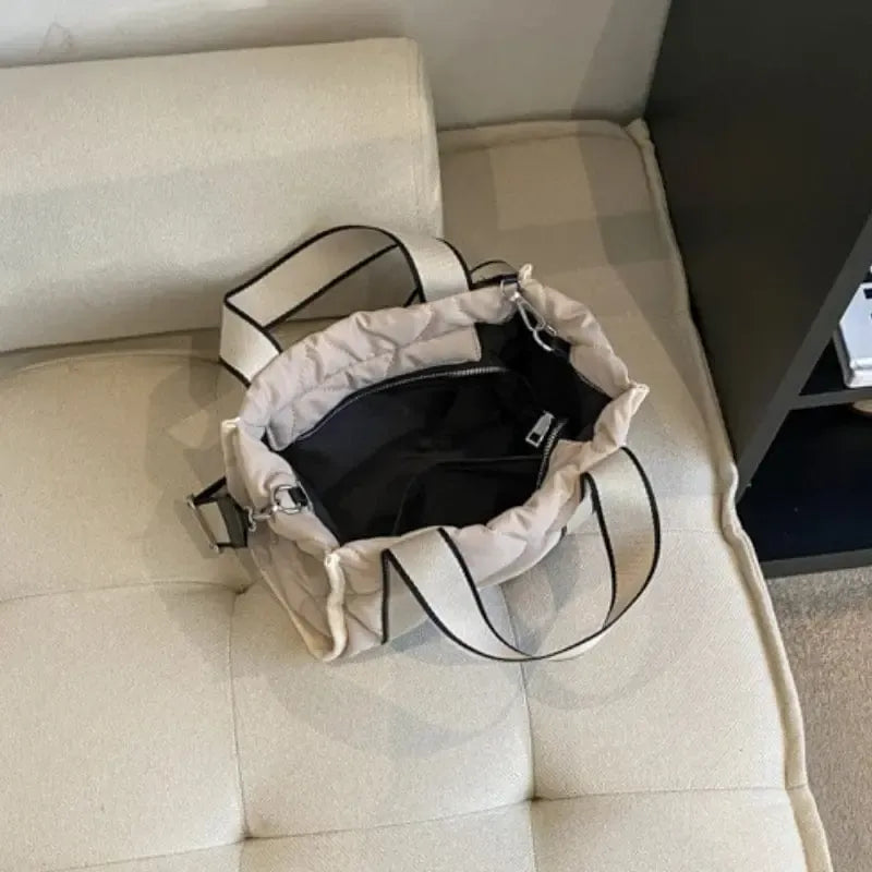 Sac à main matelassé en beige-crème avec bandoulière élégante