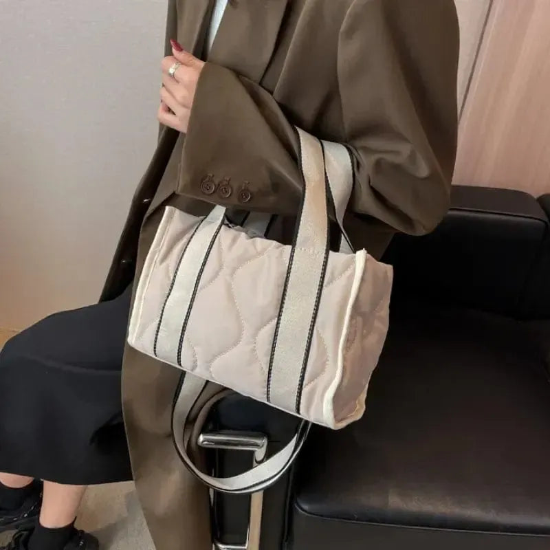 Sac à main matelassé en beige-crème avec bandoulière élégante
