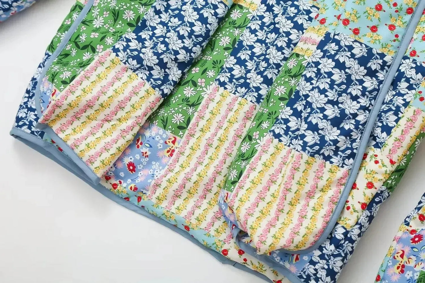 Veste Matelassée Fleurie en Patchwork Éclatant