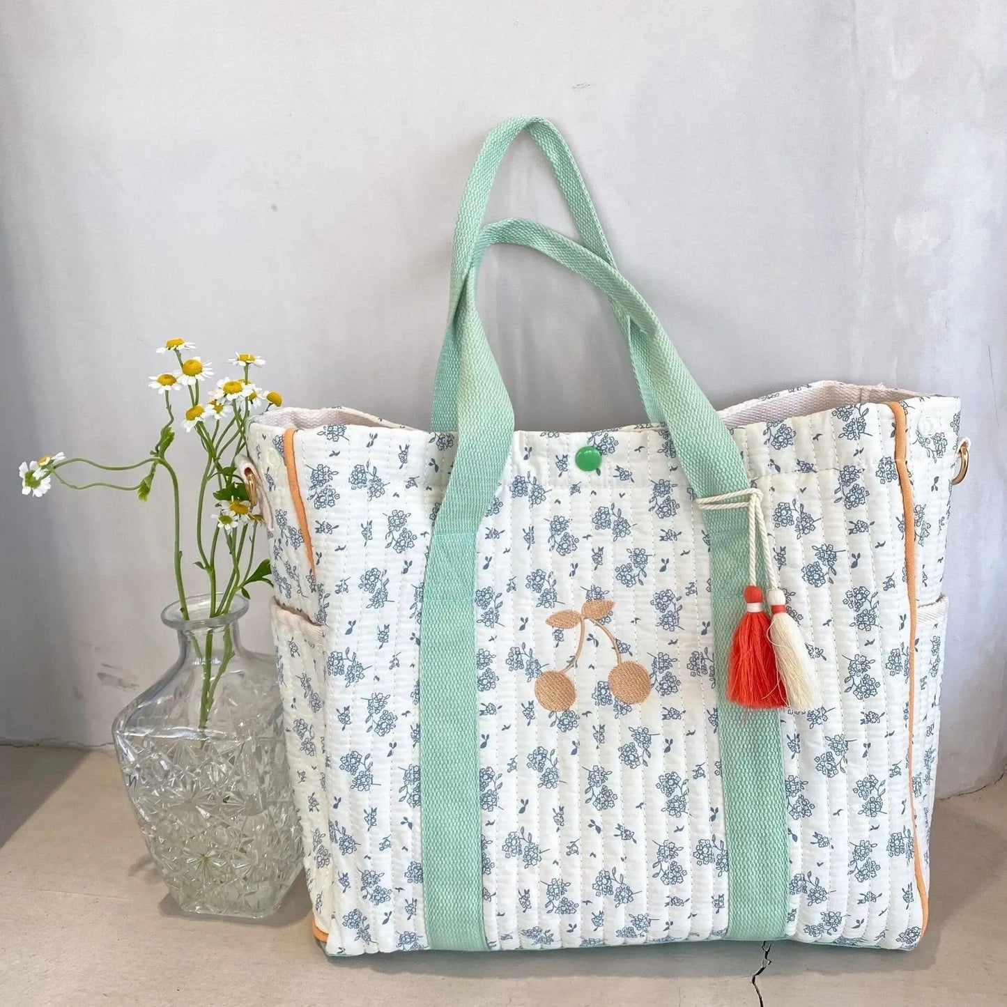 Sac à langer matelassé à pompon Émeraude